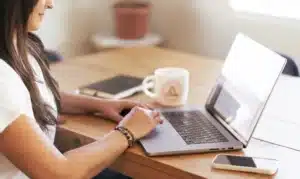 woman performing a local seo audit o her laptop in southern utah