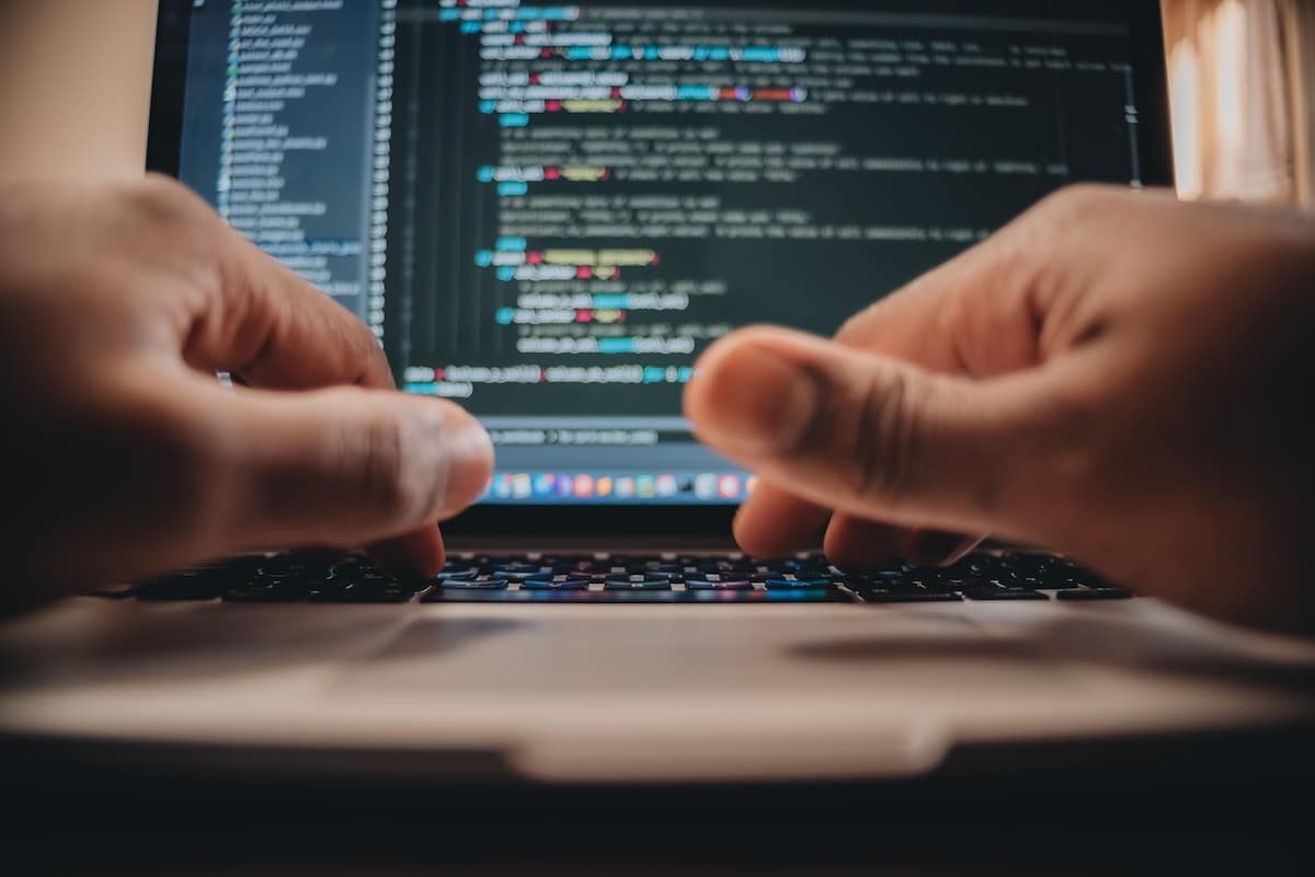 hands on a keyboard searching for high intent keywords